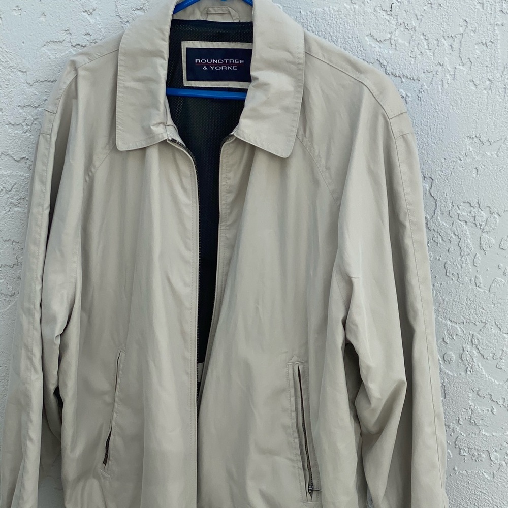 Men’s sporty windbreaker lightweight jacket.